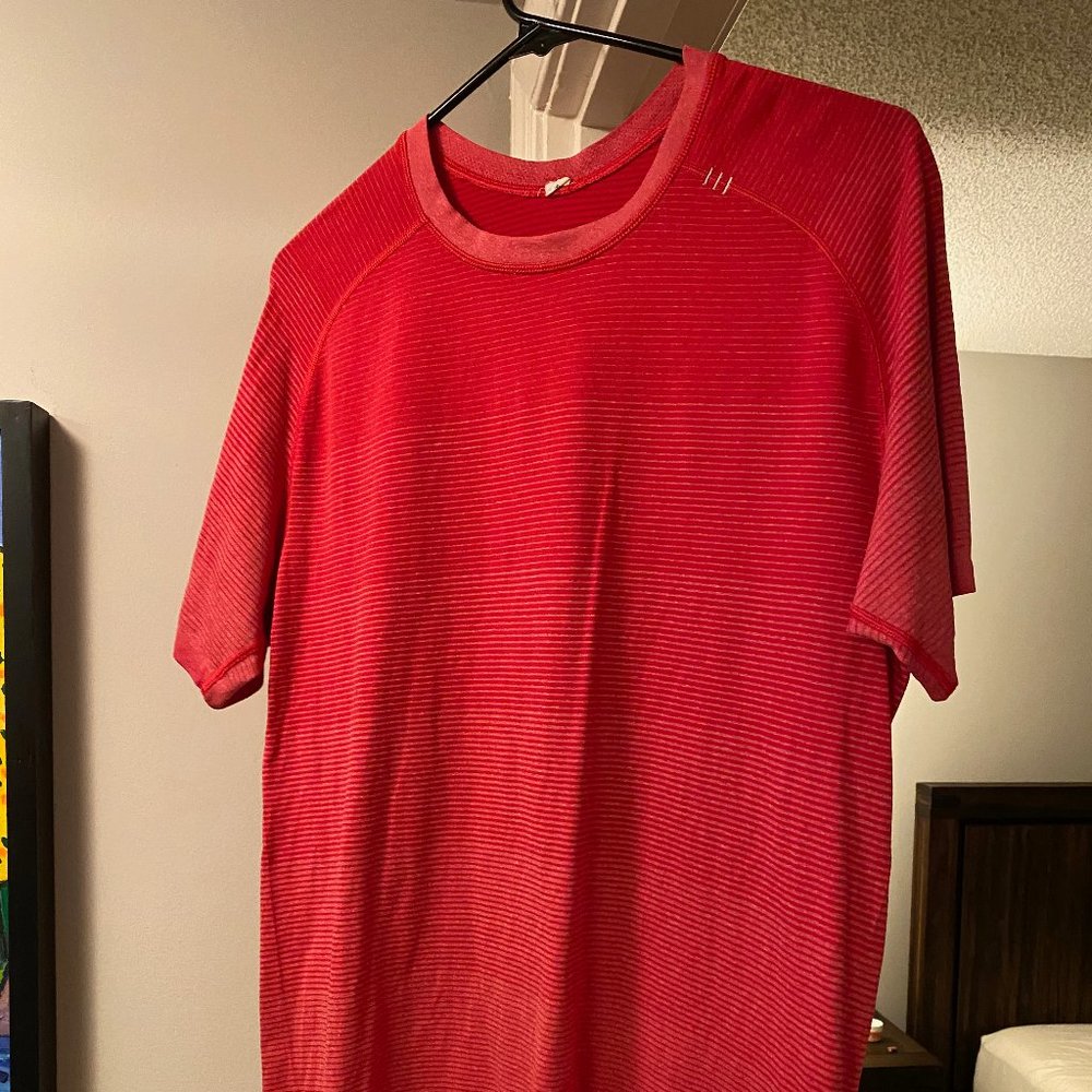 Lululemon mens workout shirt size medium—like new